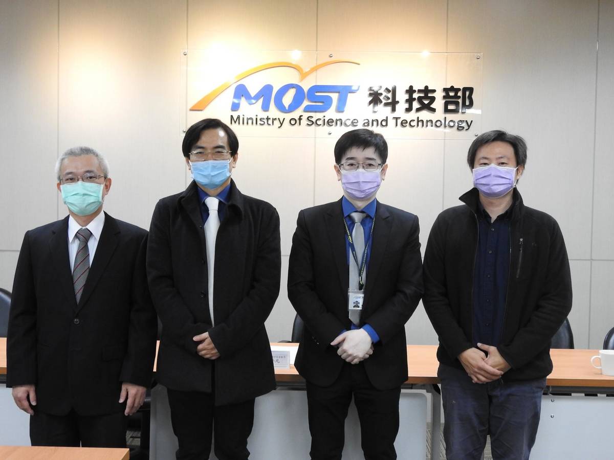 (左起)國立臺灣海洋大學光電與材料科技學系羅家堯助理教授,國立東華大學物理學系馬遠榮教授,科技部自然司羅夢凡司長,國立東華大學物理學系賴建智副教授

