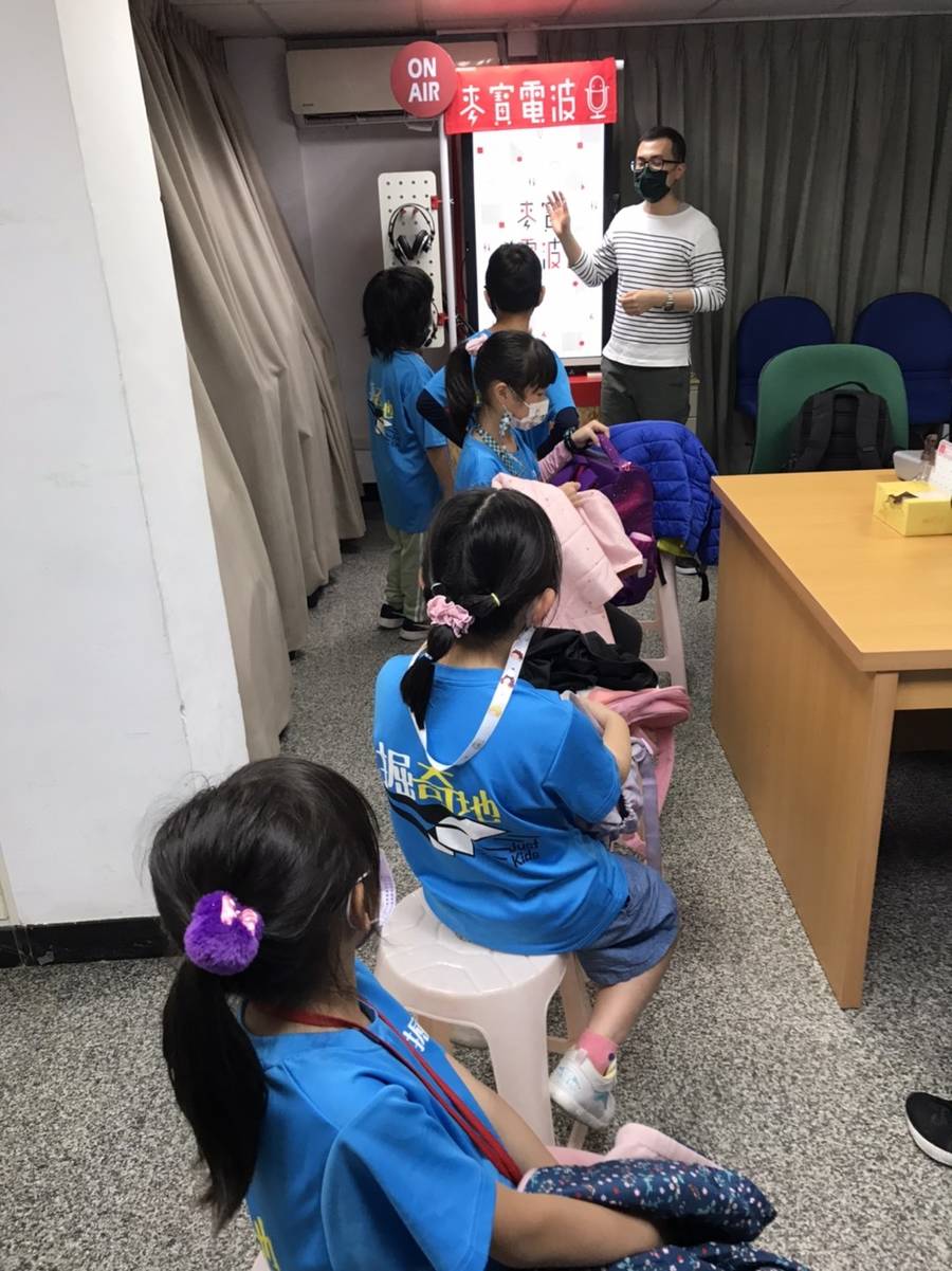 小朋友排隊體驗麥寶電波