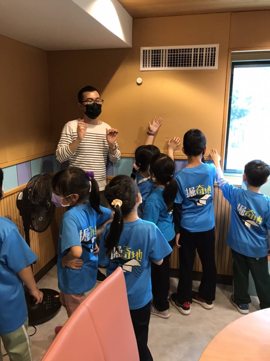 小朋友們實際觸摸吸音牆的觸感