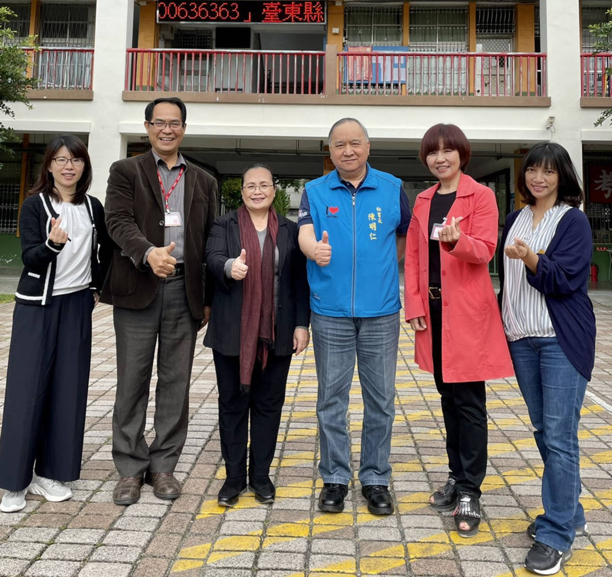 典試委員伊萬•納威在考場和縣府秘書長陳明仁、人事處長張文馨等人合照。