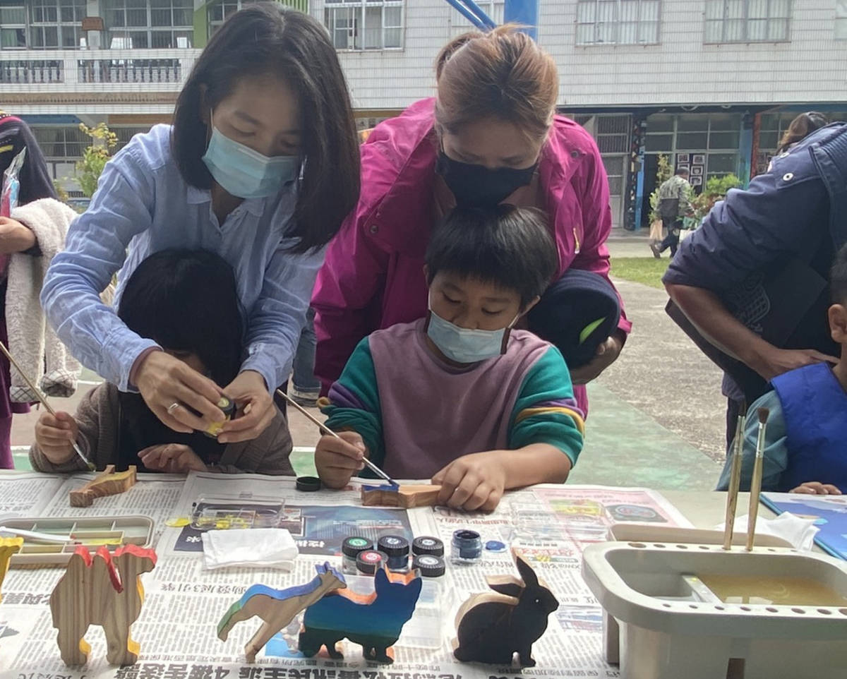 臺東林管處政風室透過木製動物造型彩繪手作DIY活動，向親子進行廉政宣導。