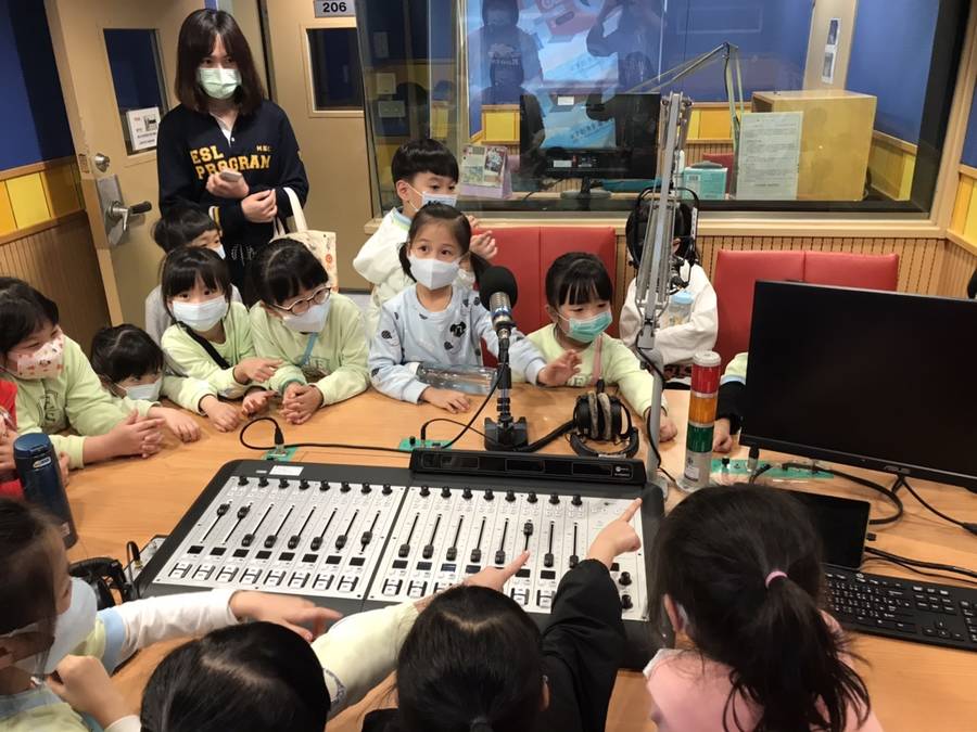 小朋友對於錄音室設備感到好奇