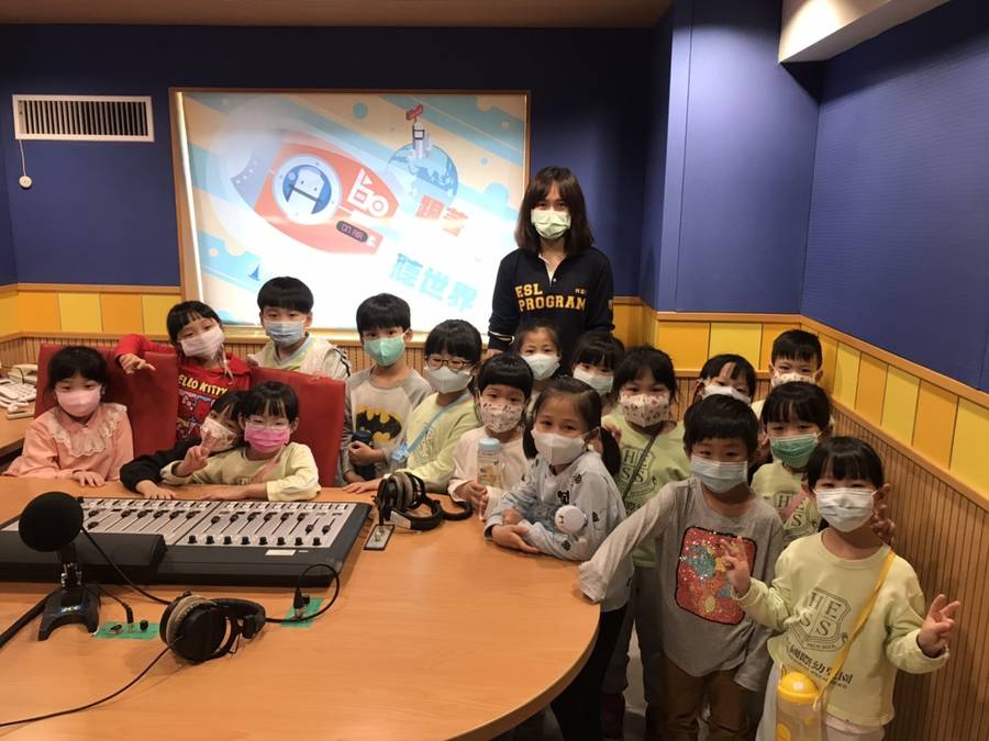 小朋友們開心在錄音室大合照
