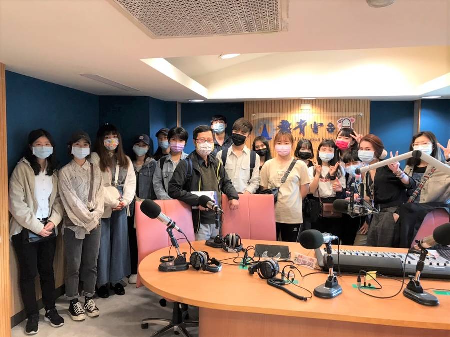 同學們開心於錄音室合照
