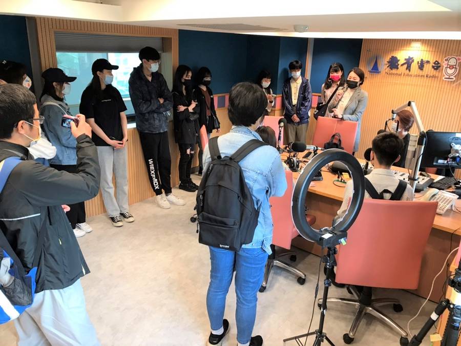 同學們專心聆聽錄音室介紹