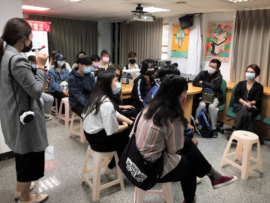 同學們欣賞導覽影片與聆聽講師導覽