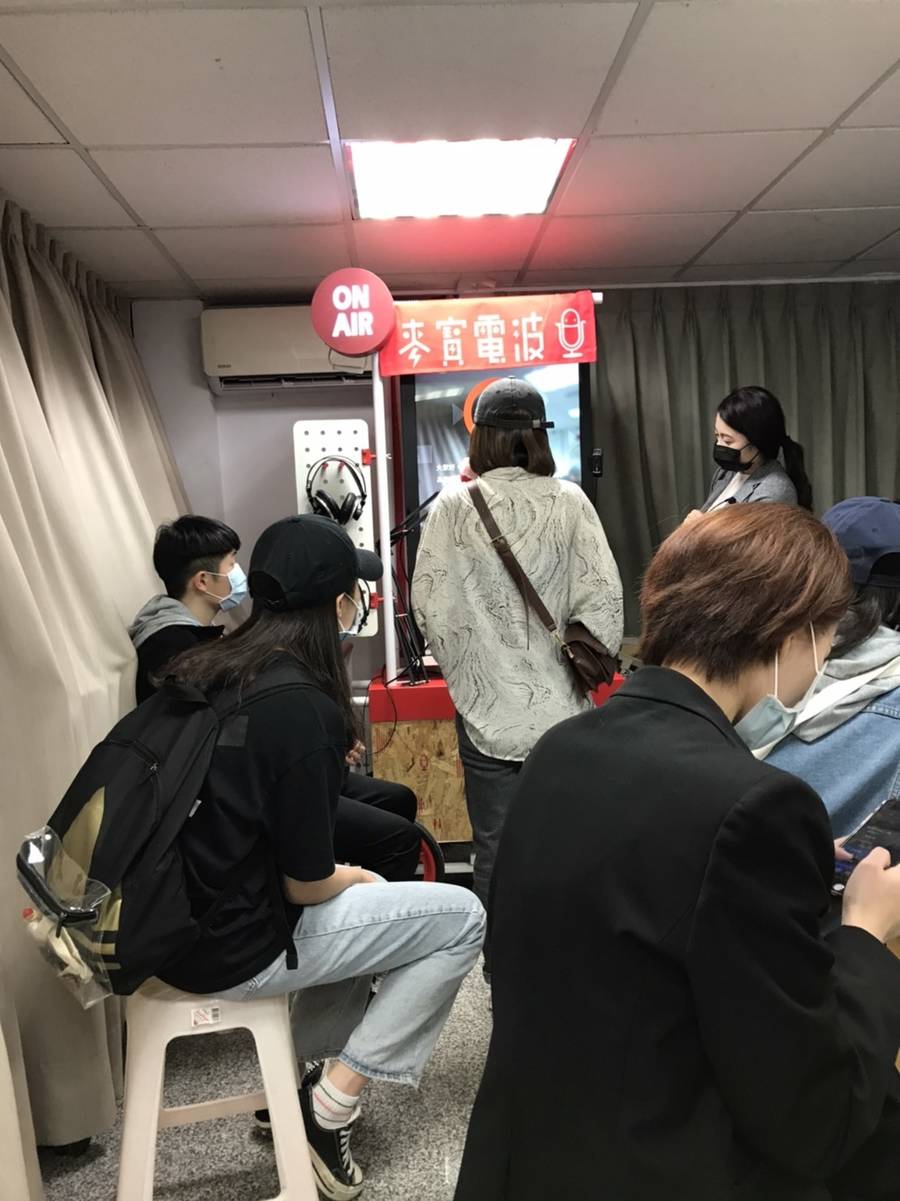 同學們體驗麥寶電波與欣賞完成作品
