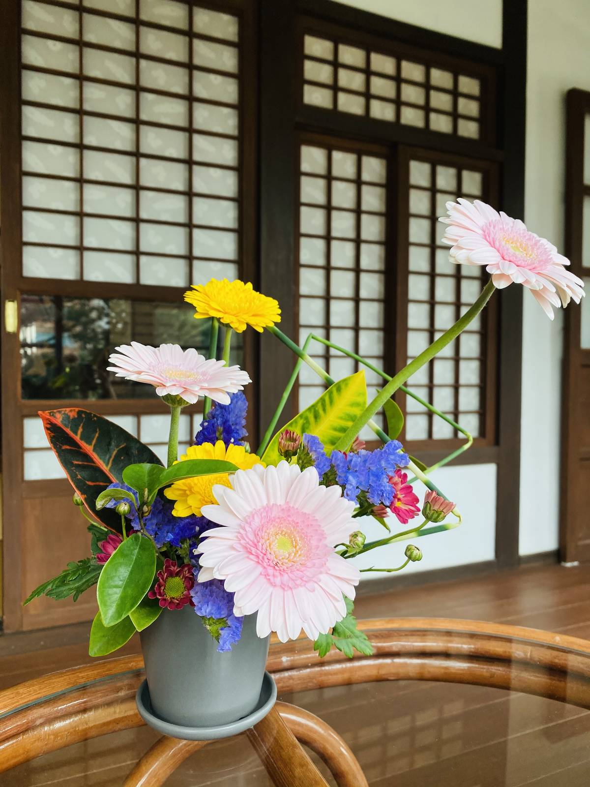 淡水古蹟博物館特別邀請日本池坊華道老師洪淑娟設計古蹟專屬花藝作品，並在春分日當天免費授課。