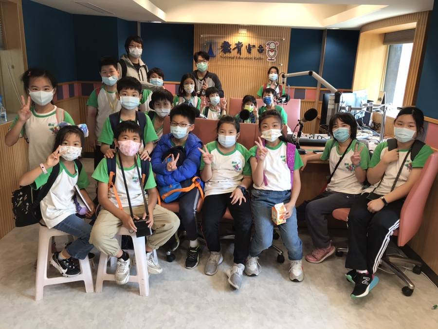 同學們開心在錄音室大合照