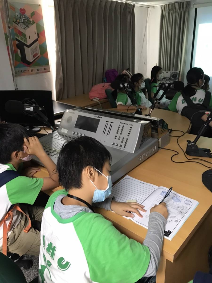 認真聽導覽作筆記的同學