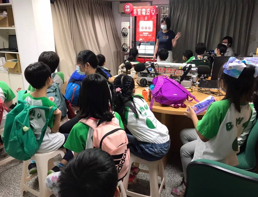 同學們聽著老師介紹麥寶電波四種錄音模式