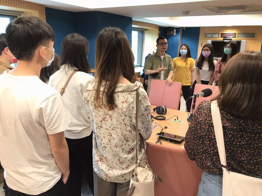 同學們認真在錄音室聽導覽