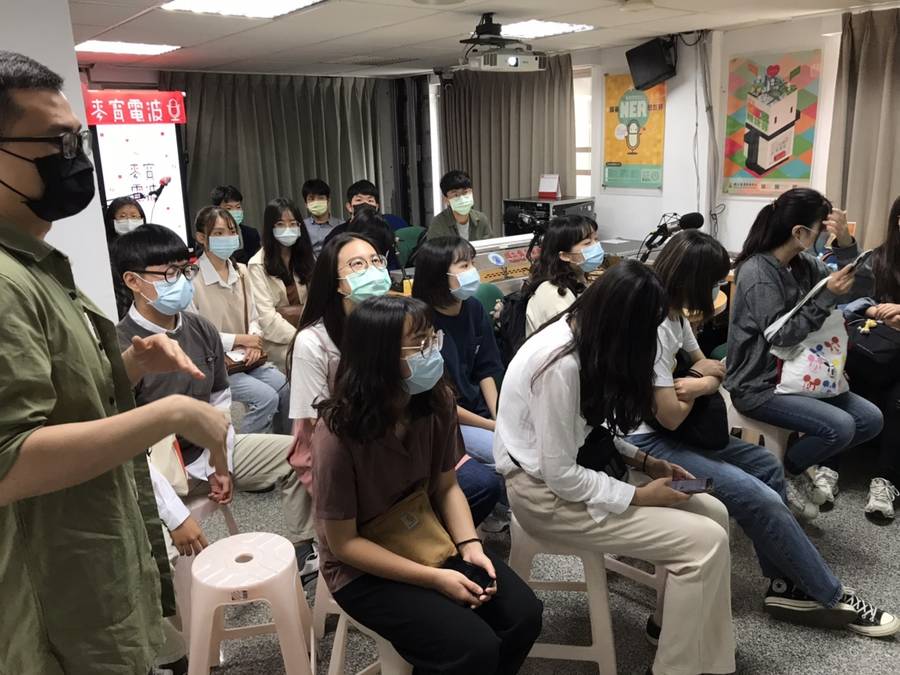 同學們認真聽導覽