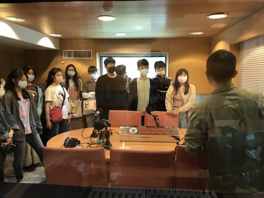 同學們在錄音室認真聽導覽