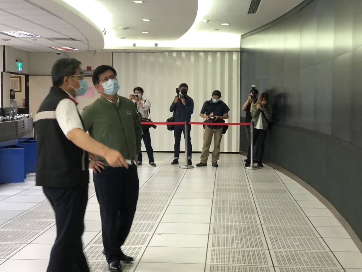 交通部長林佳龍一早特地前往高速公路局交控中心視察疏運情形。