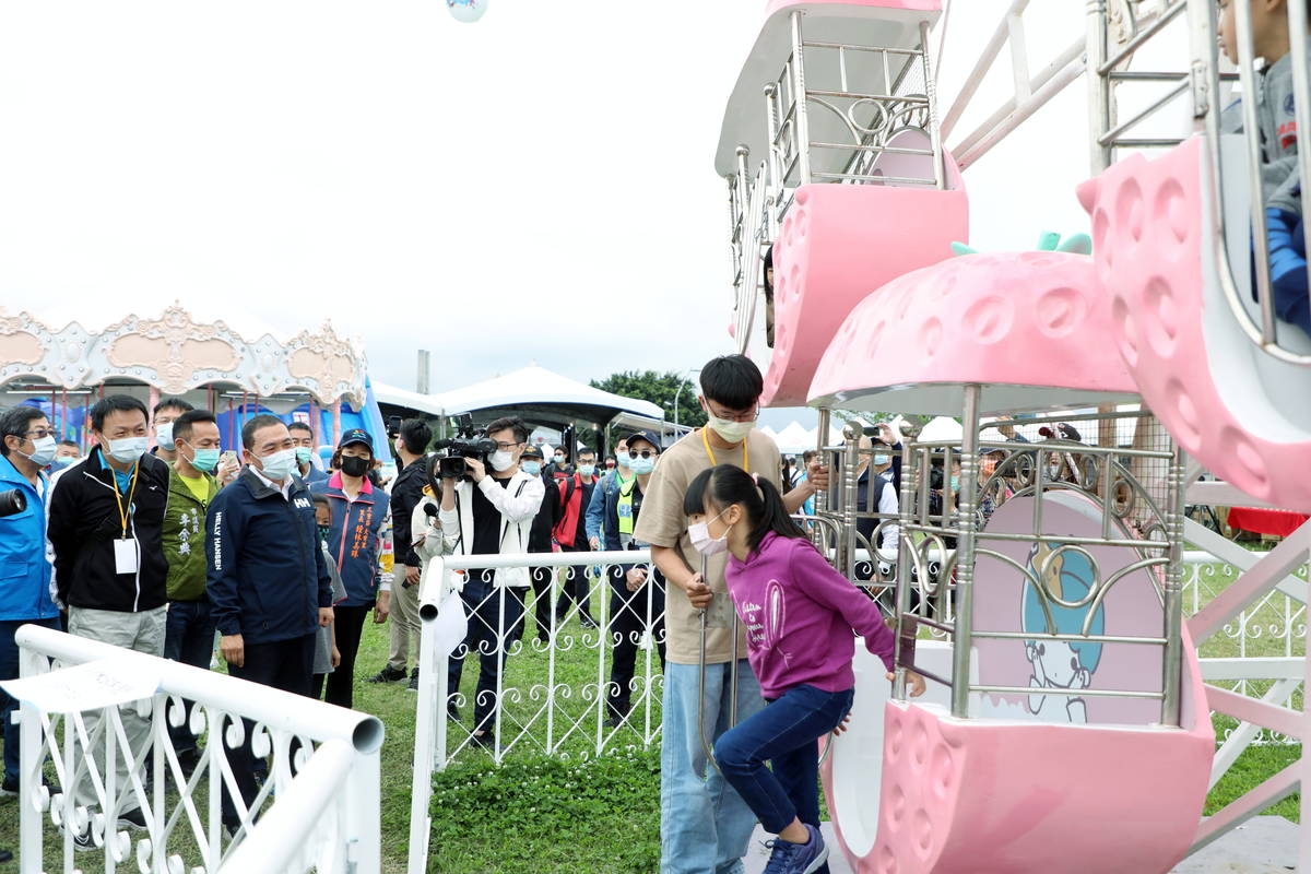 侯友宜市長視察熊猴森樂園，確保遊樂設施安全無虞。