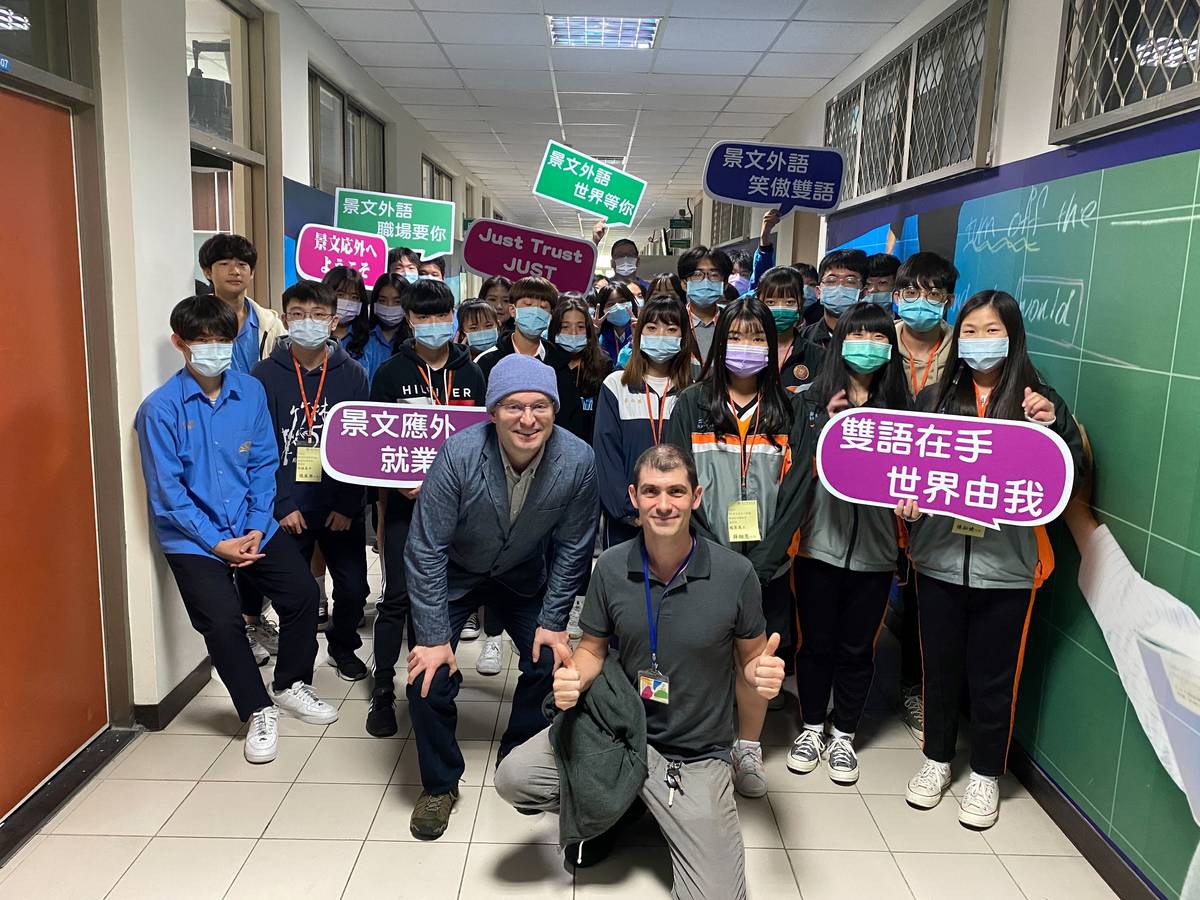 外籍教師帶領英語學習與在地生活場域的連結，提升學生專業英語的學習動機。