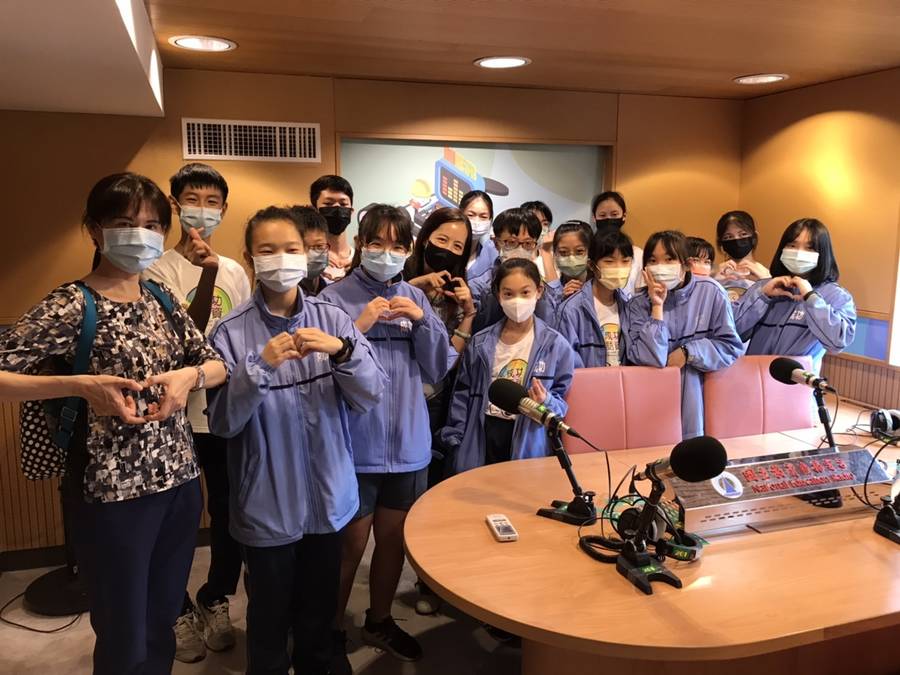 同學們參觀錄音室開心活潑合照