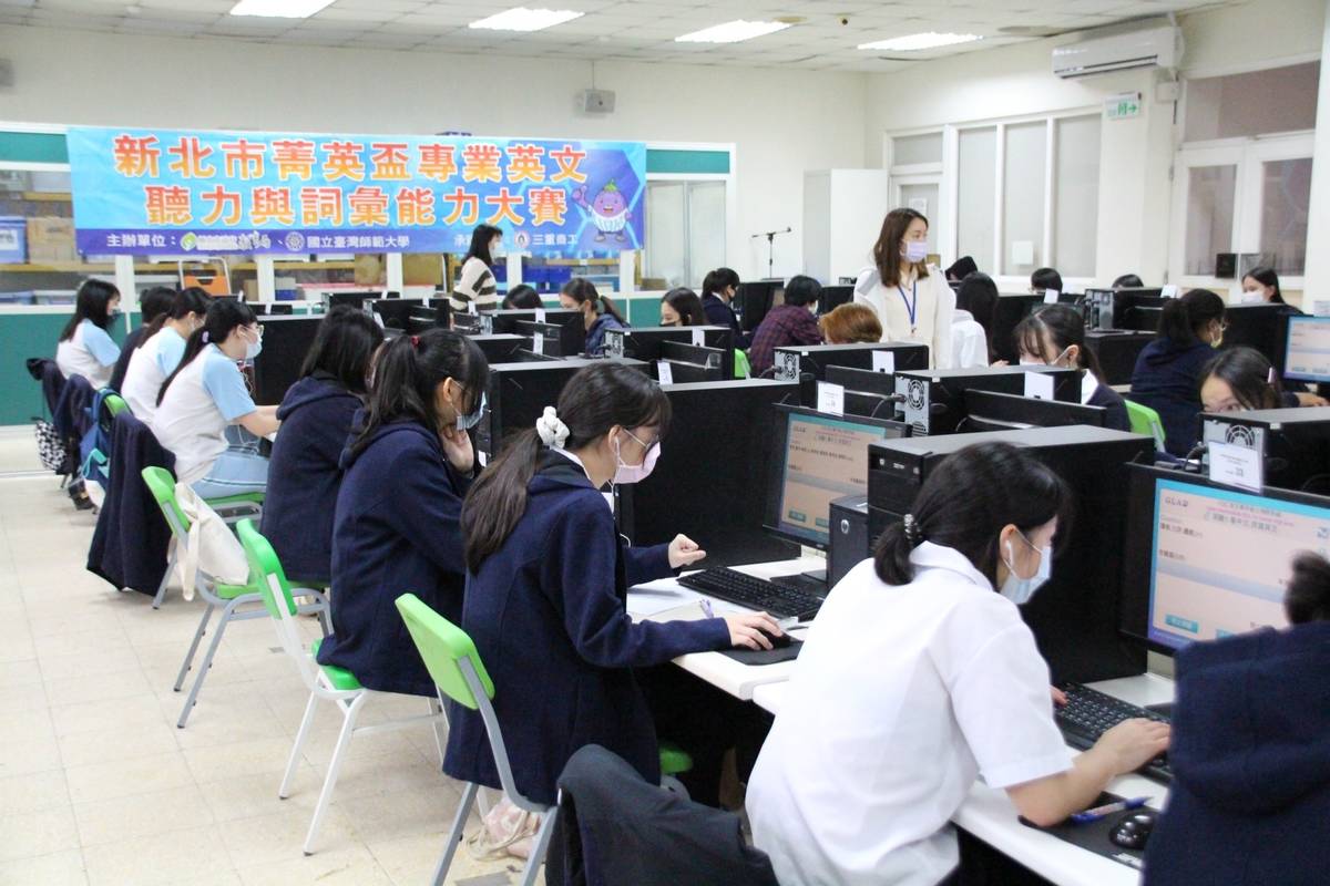 參加學生進行聽力與詞彙能力檢測。