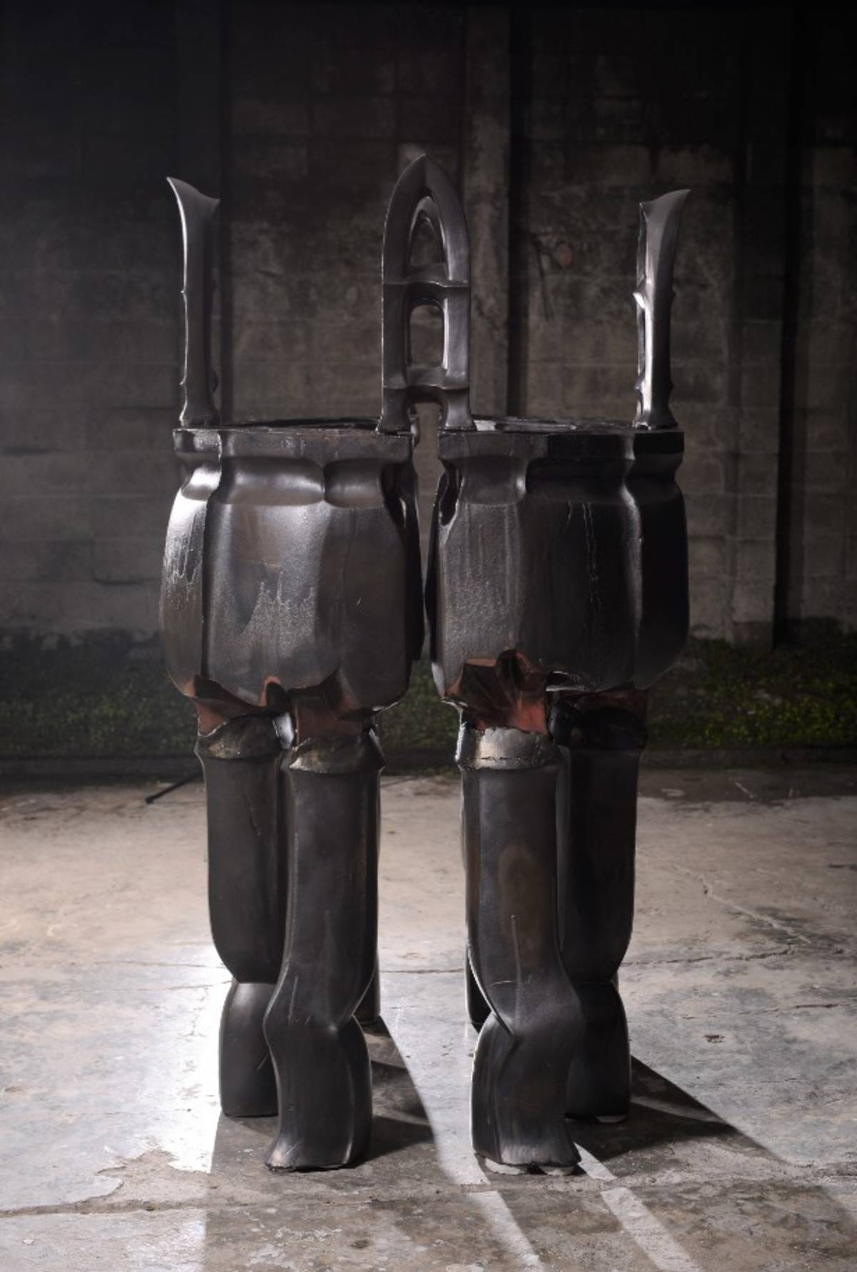 臺灣新銳陶藝家丁有彧《現代化－社會結構－共生》，以「鼎」的形象解構，整體重達300公斤。