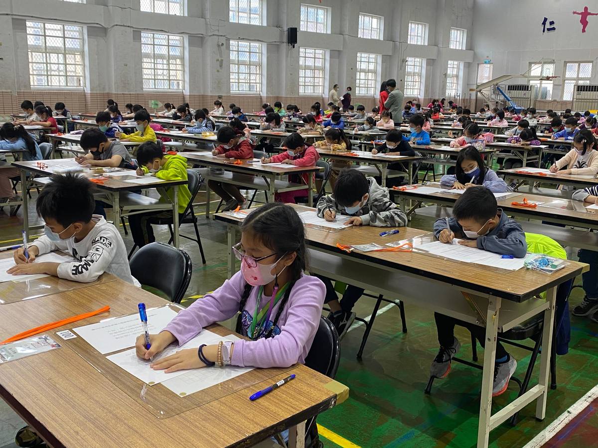 臺北市舉辦國小學生硬筆書法比賽，約有300位國小三、四年級學生參加