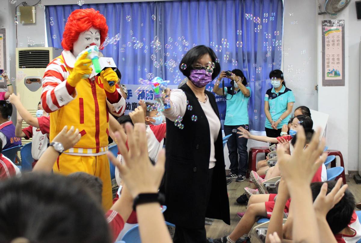 彰化縣長王惠美和麥當勞叔叔一起到學校推廣正確洗手觀念