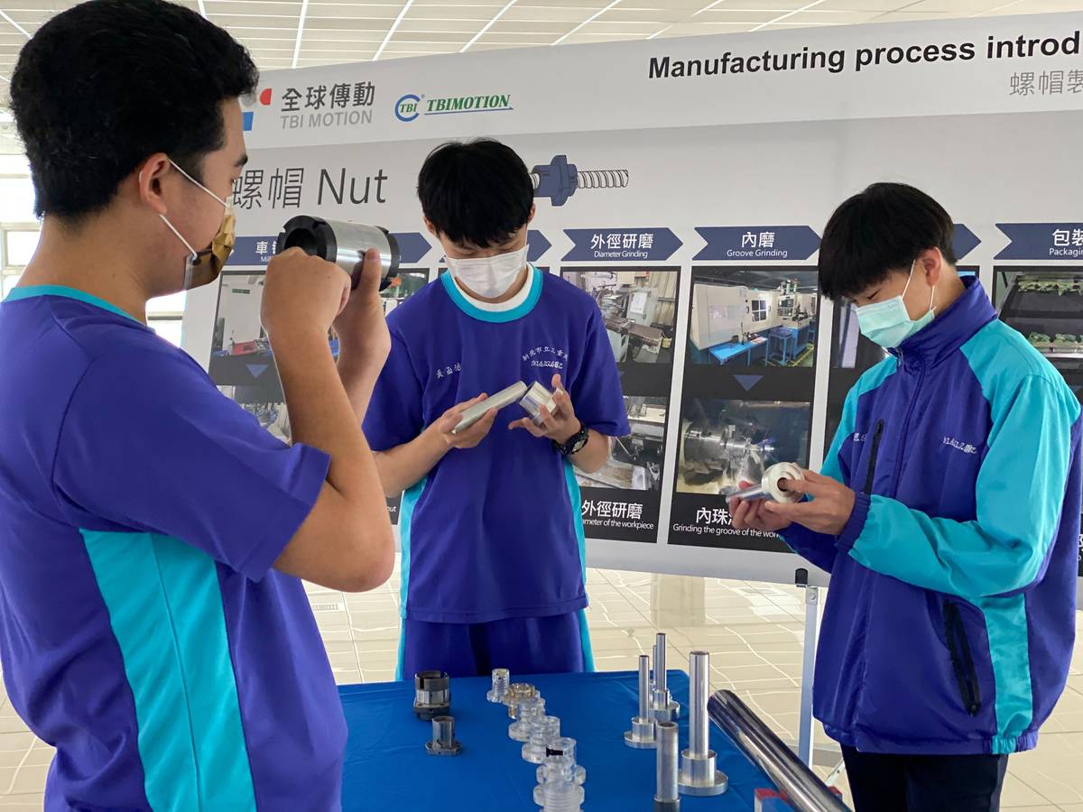 小組體驗-三重商工的同學認真學習各元件內容構造。