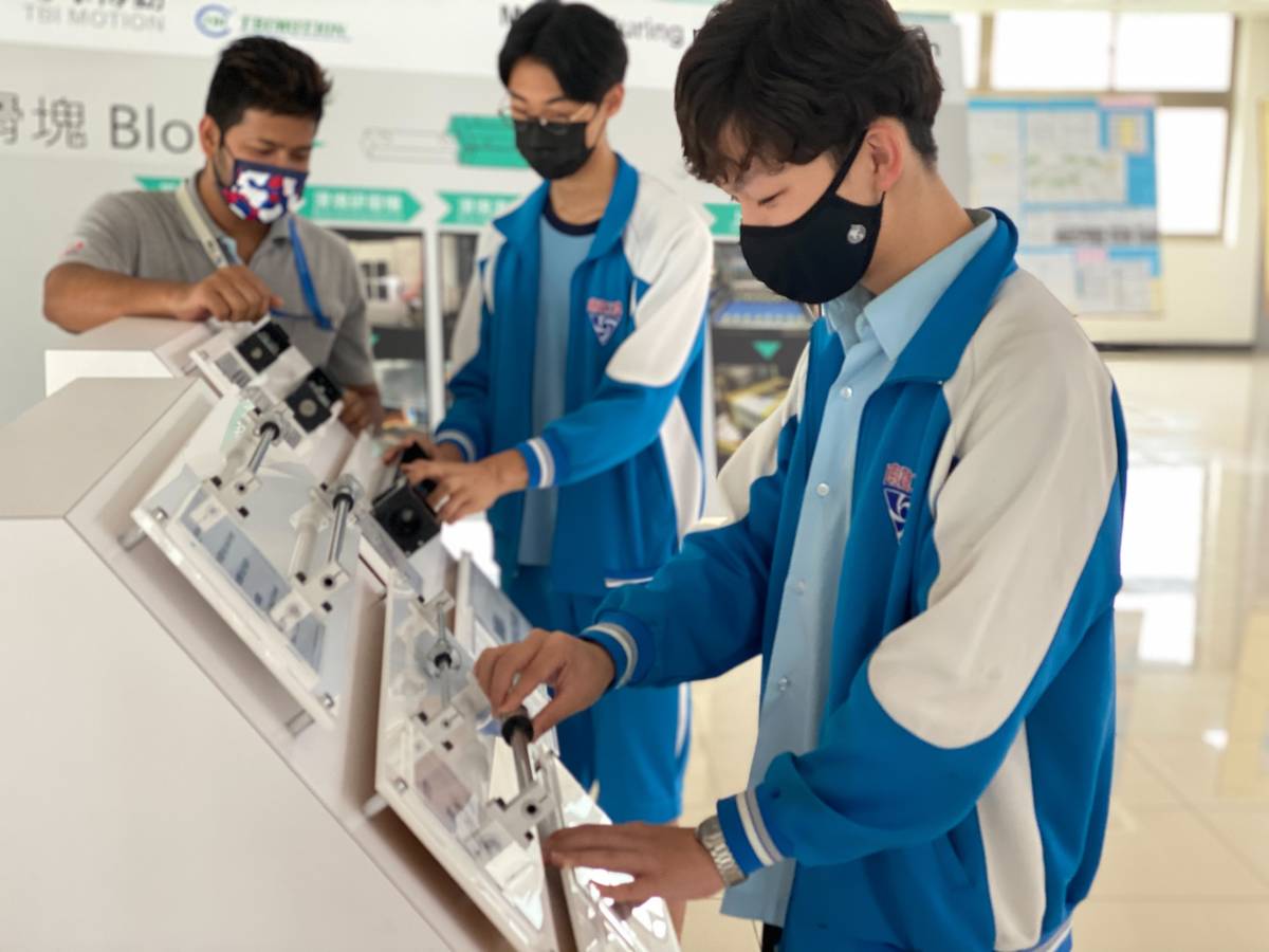 單軸機器人元件介紹(南強工商汽車科)鄭錚聖同學及陳閎暐同學。