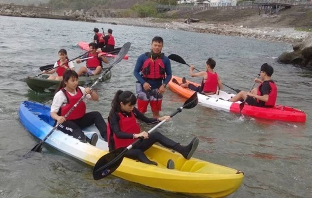 臺東專科學校70名師生前往新蘭漁港，挑戰獨木舟及SUP立式划槳，並學習水域安全自救的知識與技能。