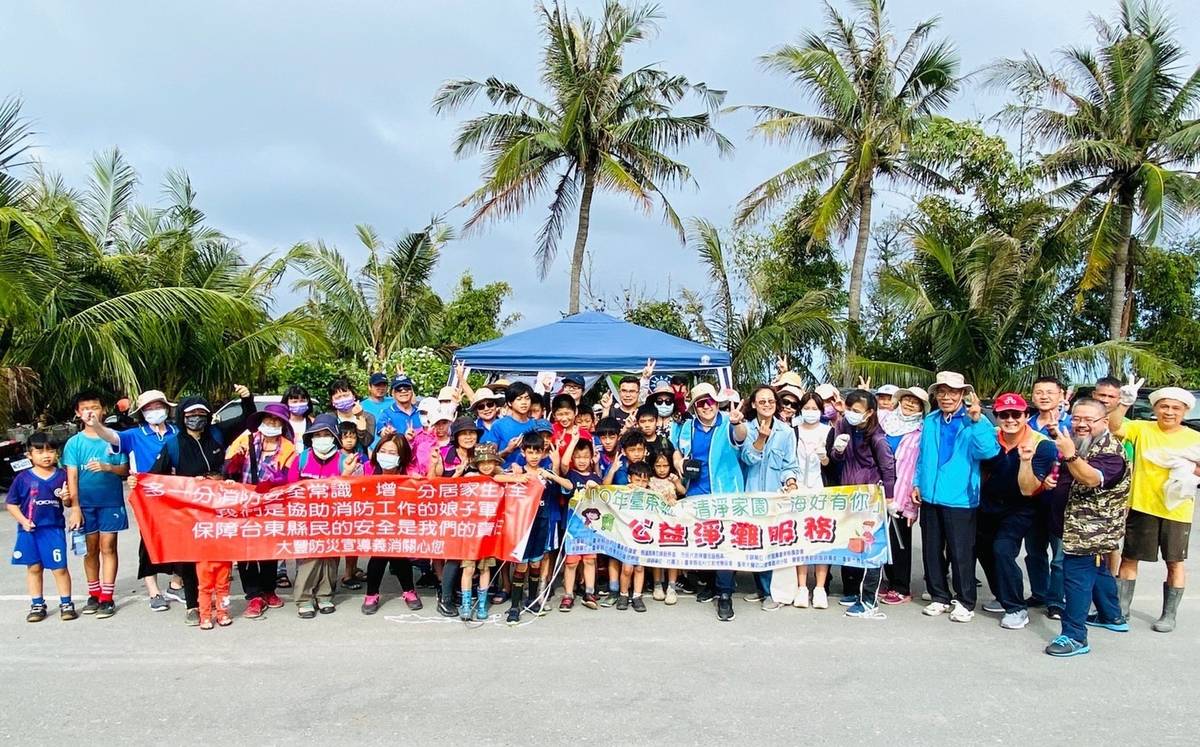 救國團臺東縣工商青年社會服務隊辦理公益淨灘活動，號召義消、豐里國小足球隊等計120人熱情響應。