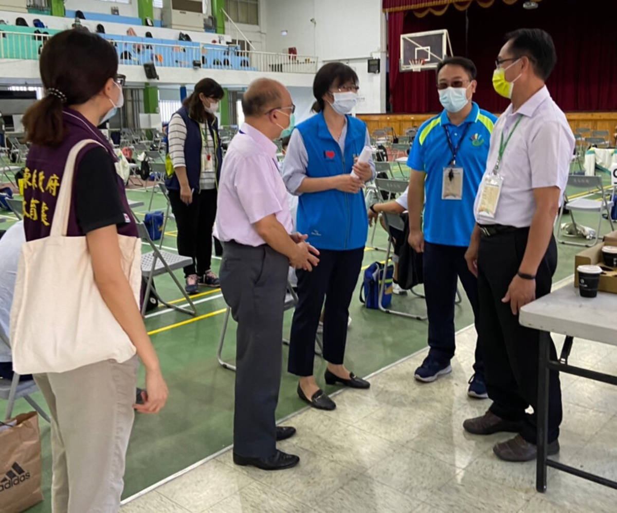 臺東縣政府教育處黃玉燕副處長率團隊巡視各考場，關心每一位應試考生及試務人員的辛勞。