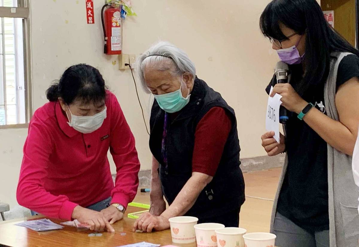 迦南護理之家安排住民社區參與，透過多元課程活化頭腦和肢體，達到預防及延緩老化的目的。