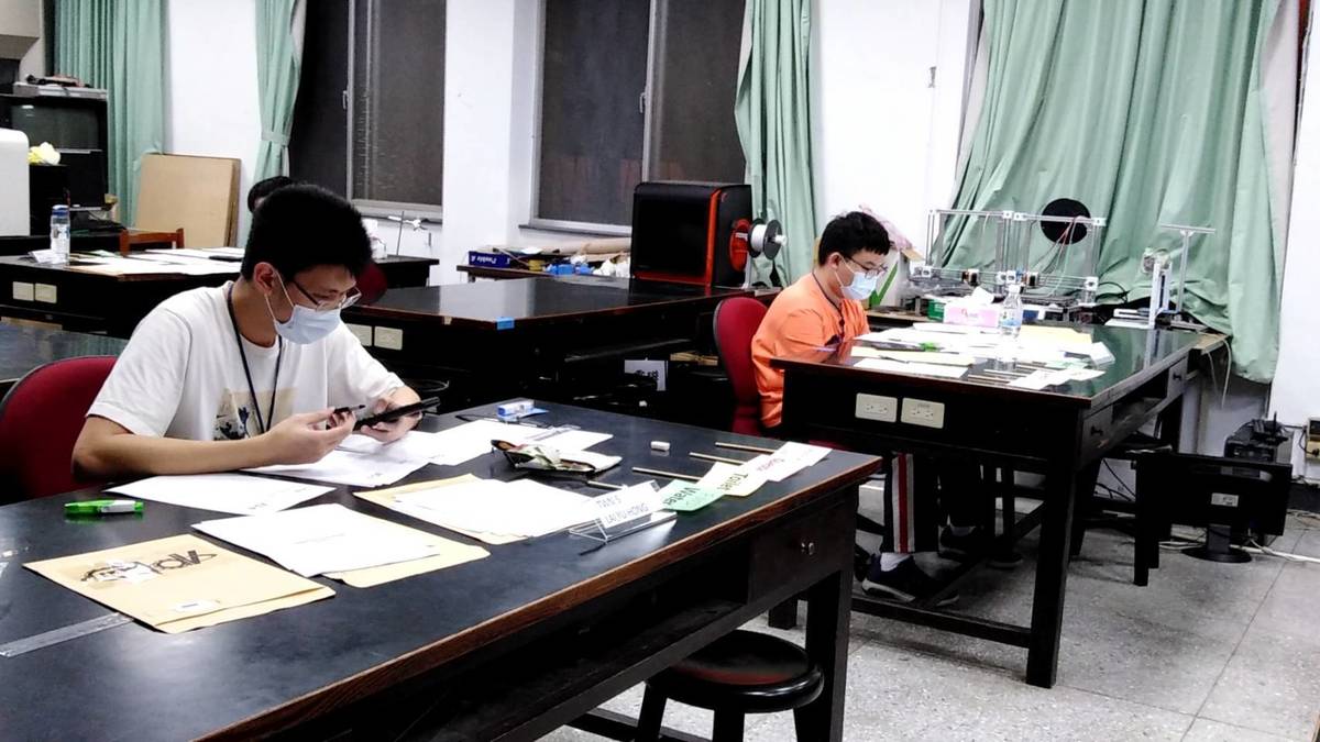 亞洲物理奧林匹亞競賽過程（左）臺中一中賴禹宏（右）精誠高中牟宗晞