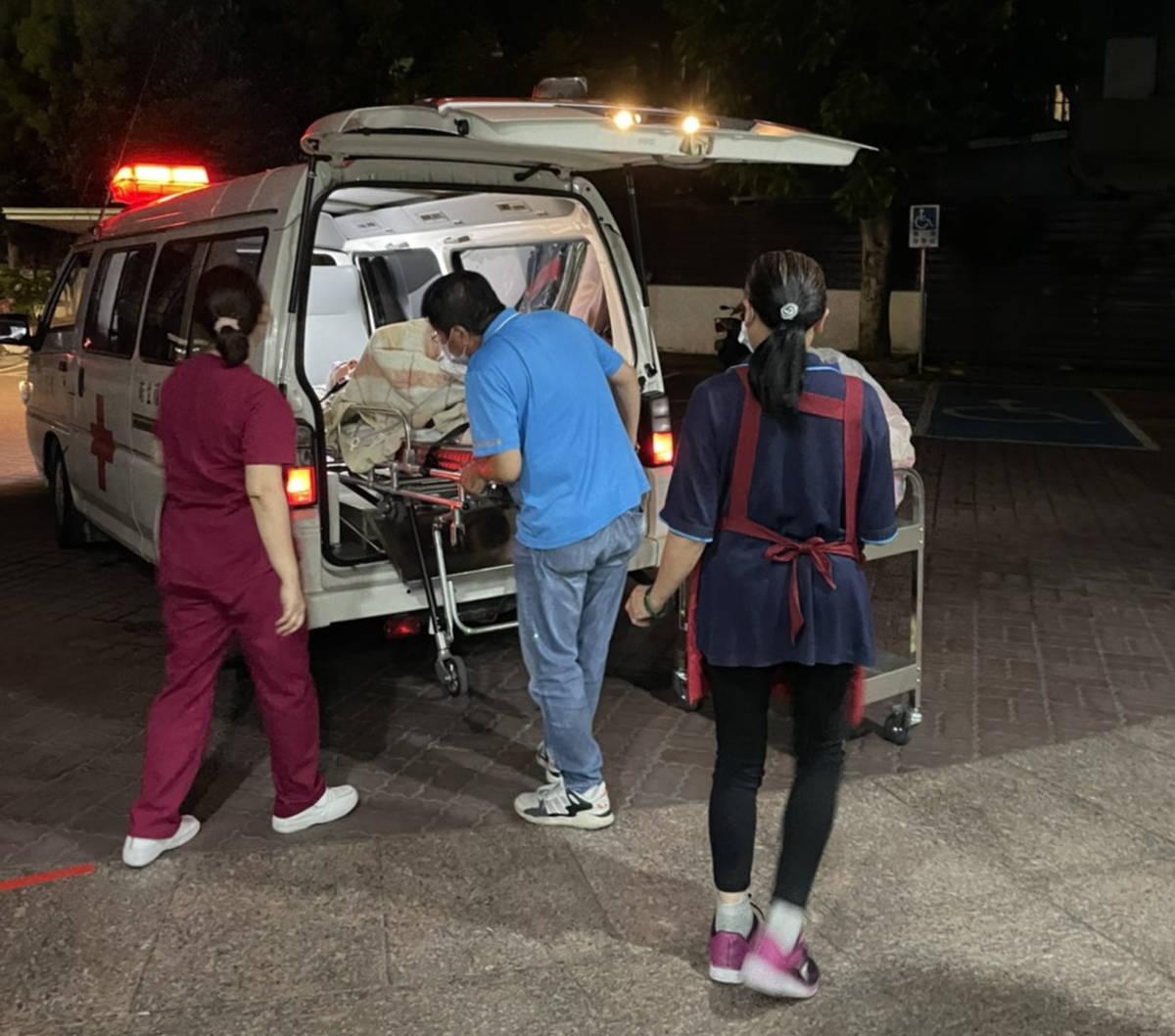 衛生福利部臺東醫院醫護將最後一位護理之家病患送上交通車，部東正式成為臺東抗疫的專責醫院。(照片由部東醫院提供)