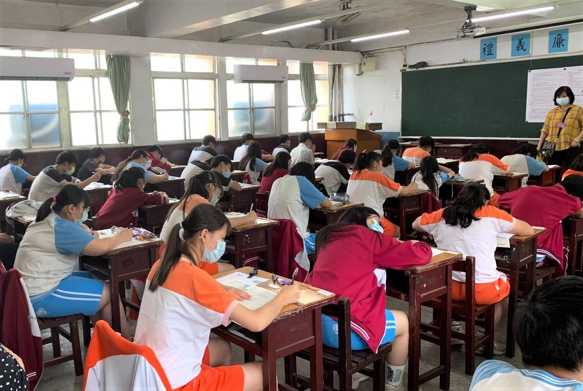 新北市公立高中優免報名表件，至簡章公告網址自行下載列印後，經家長和學生簽名後可採拍照、傳真、掃描等多元方式繳給就讀國中學校(圖為國中會考照片)。