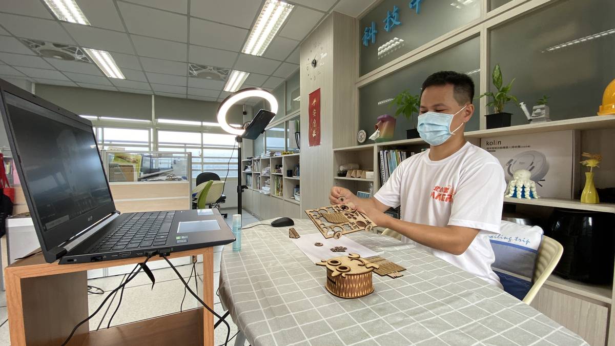 金山高中吳建璿主任以線上教學說明學科理論及原理，透過視訊鏡頭示範拆解組裝材料。