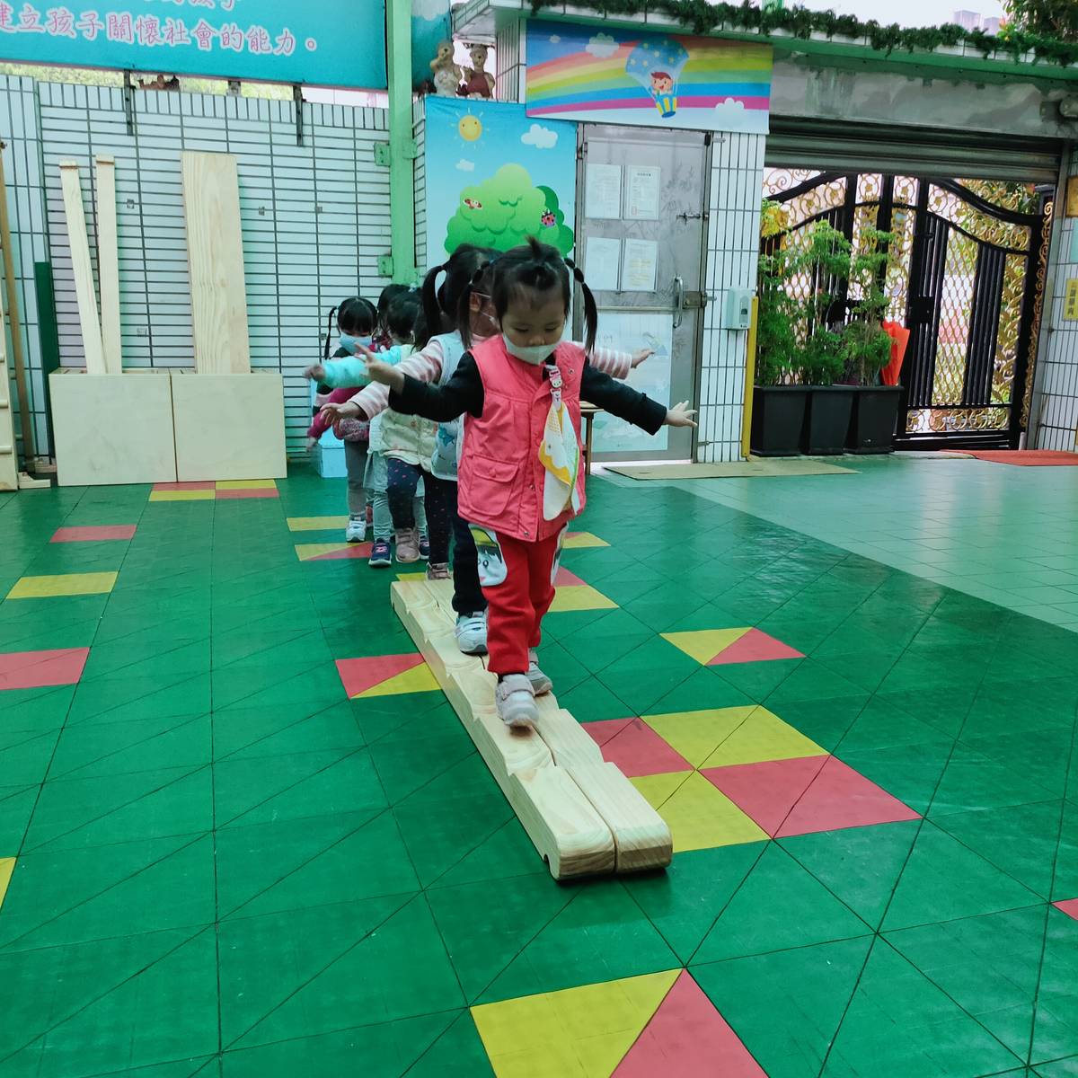 新北市核定施打對象人數為全國最多，為了教職員工及孩子健康，盡速於復課前完成疫苗施打(資料照)。