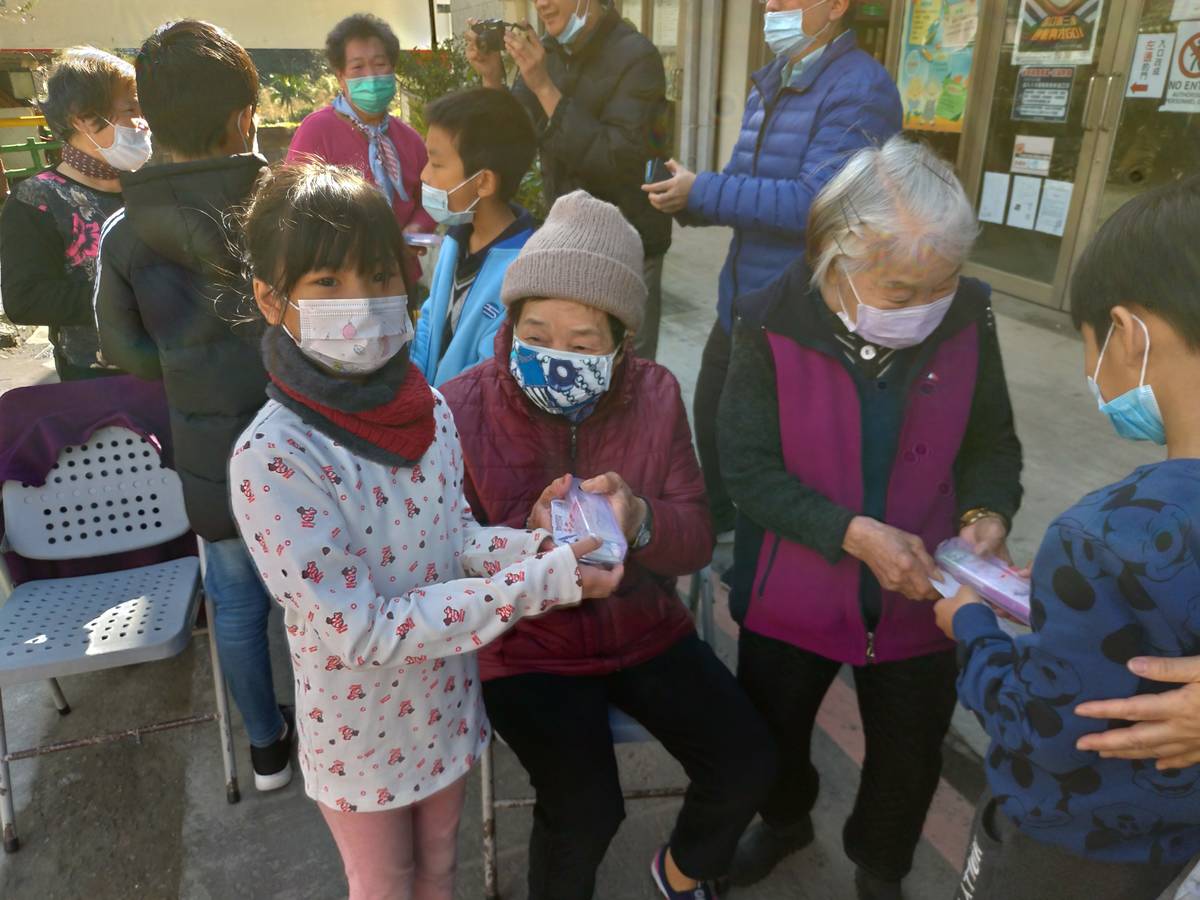 天燈故鄕材料零廢棄，十分國小學生再製卡片送社區長者，溫馨傳情老少同歡。