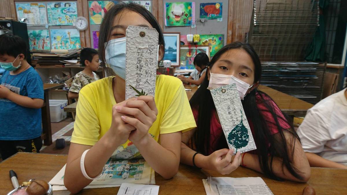學生自製天燈再生紙-關懷書籤小卡。