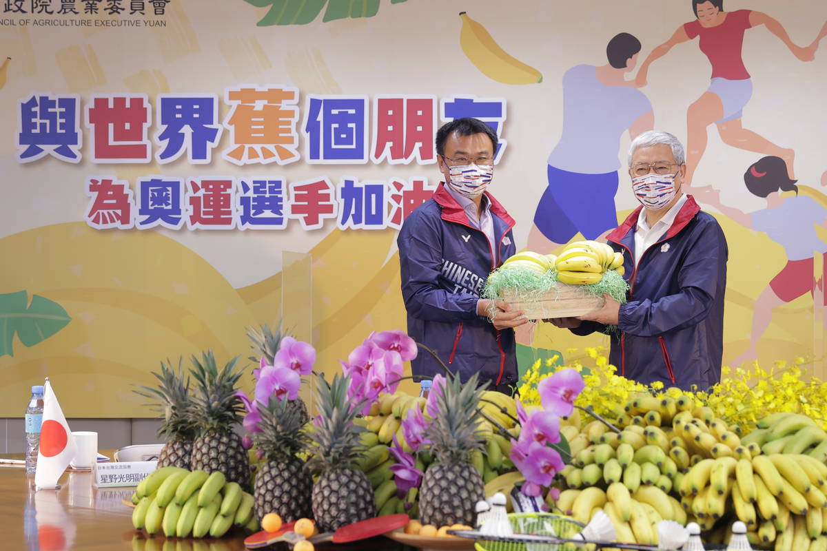 農委會主委陳吉仲贈送符合東奧食材標準的臺灣香蕉予中華奧會陳副主席。(農委會提供)