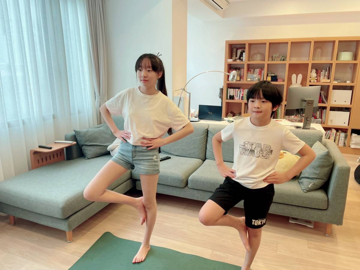 學生在家跟著影片運動紓壓