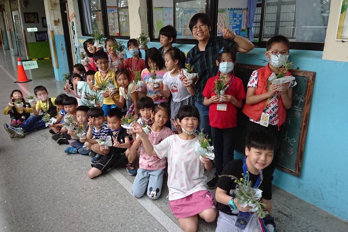 明志國小學生感謝辛苦的家人，送上心意滿滿的香草插花(資料照)。

