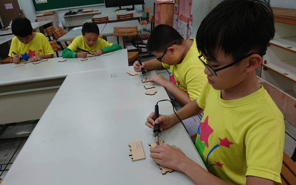 明志國小以「香草茶傳奇」為主軸發展校本課程，圖為創客社團進行香草圖騰雷雕木盒(資料照)。