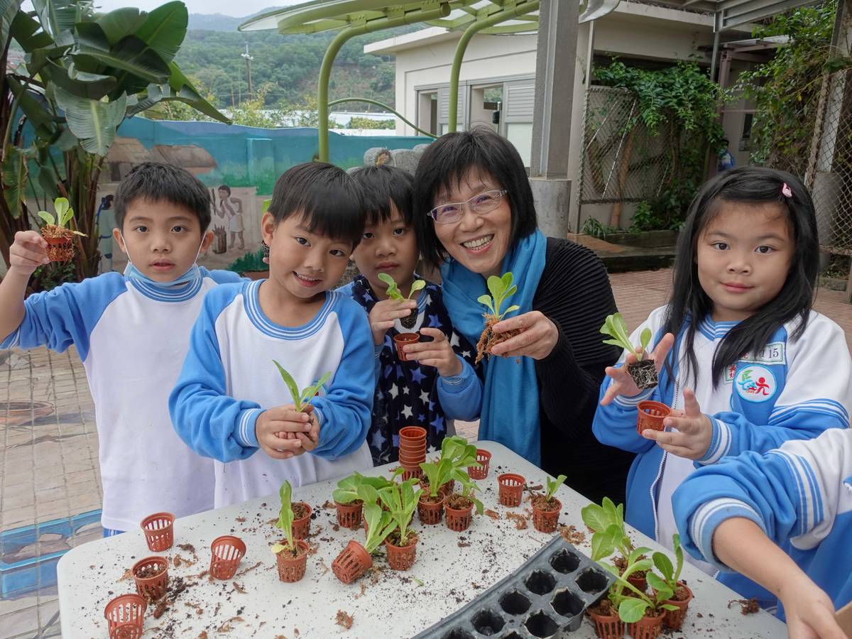 長坑國小一年級的孩子歡喜的定植菜苗，享受動手植栽的樂趣(資料照)。