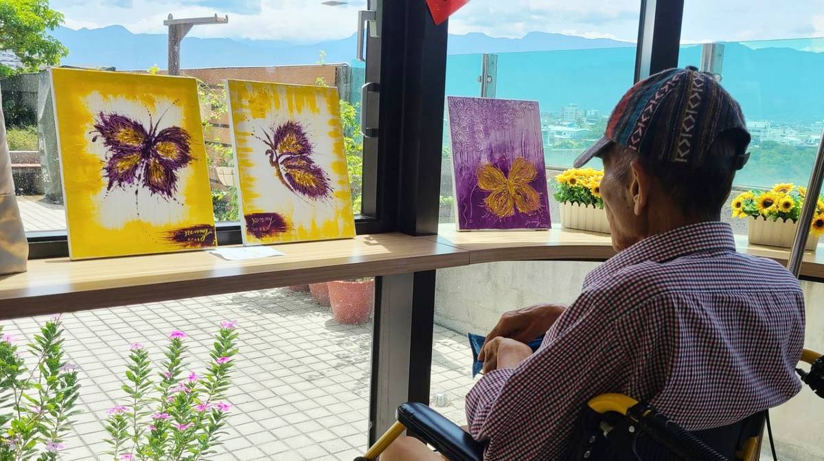 罹患癌症的邱伯伯從臺北轉到臺東馬偕醫院進行安寧治療，女兒文娟在陪病期間完成7幅畫作，希望藉此傳達對父親的愛，並和父親好好道別。
