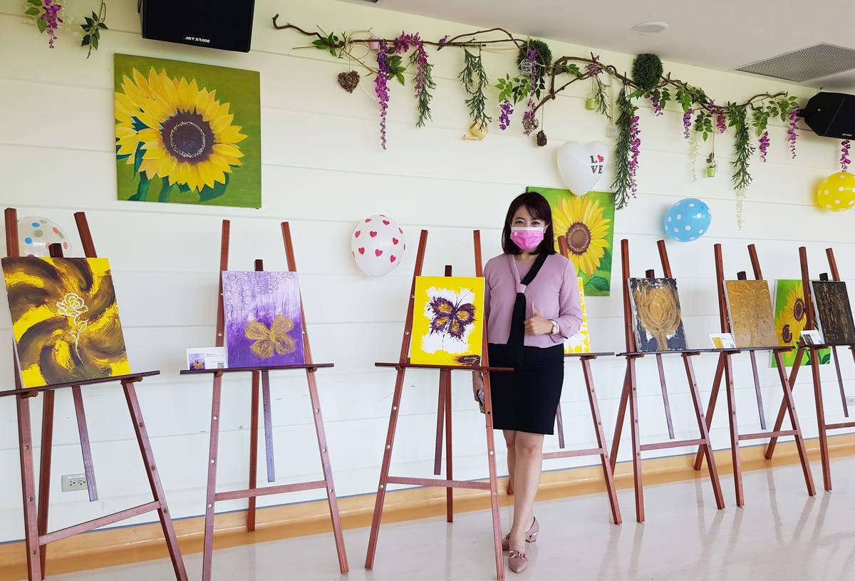 臺東馬偕醫院協助文娟在癌症病房中舉辦畫展，讓這份感動也能鼓勵其他癌友。