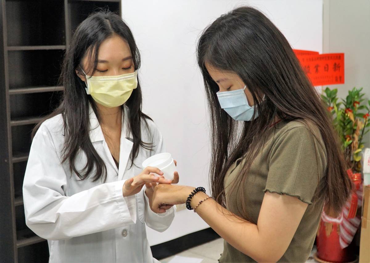 大葉大學藥保系碩士生林慧霞(左)幫受試者擦含有鯊魚軟骨成分的凝膠(圖片來源：大葉大學提供)