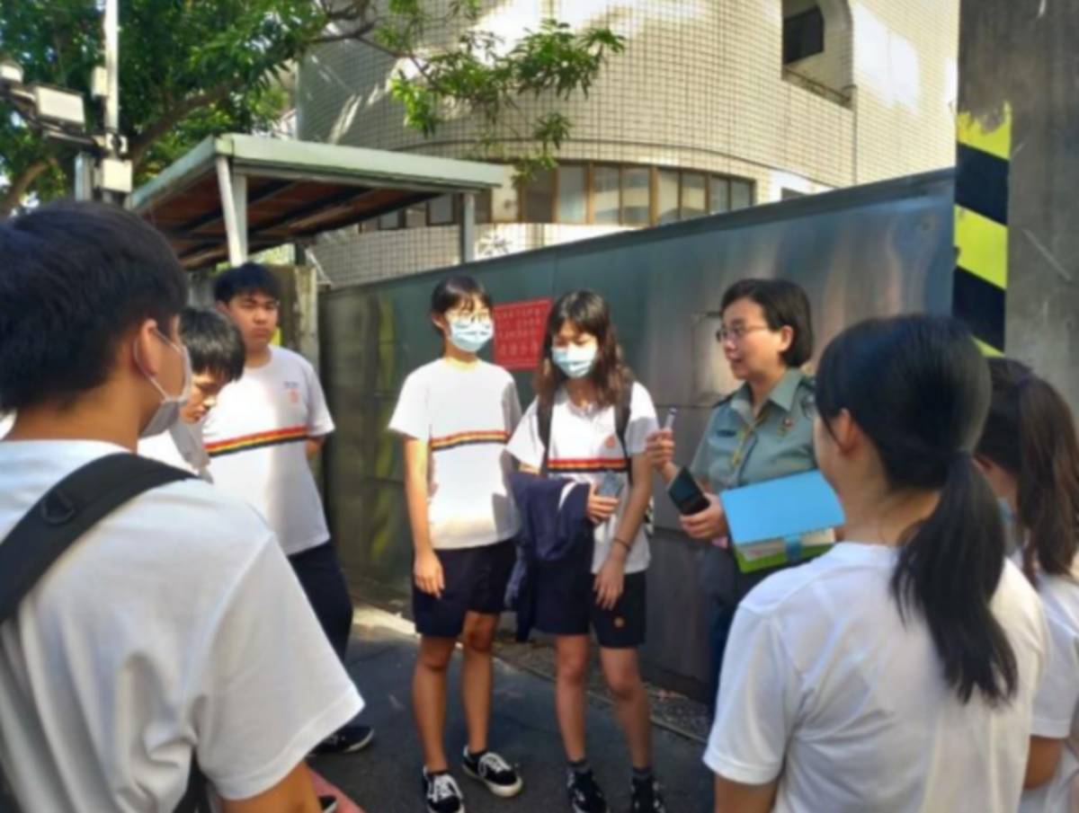 黃怡蓁教官與交通服務隊同學說明各路口執勤重點
