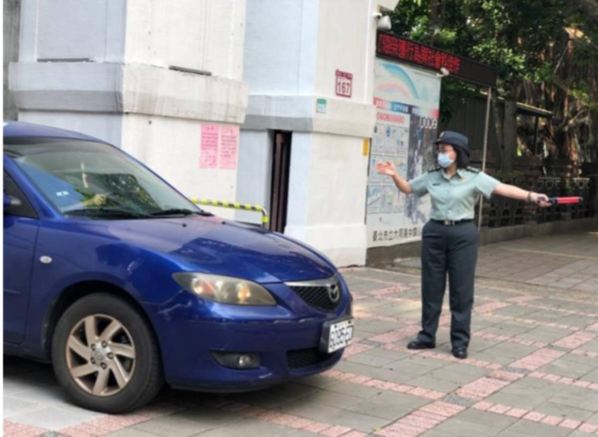 榮獲金安獎肯定的黃怡蓁教官，平日積極投入校園交通導護工作
