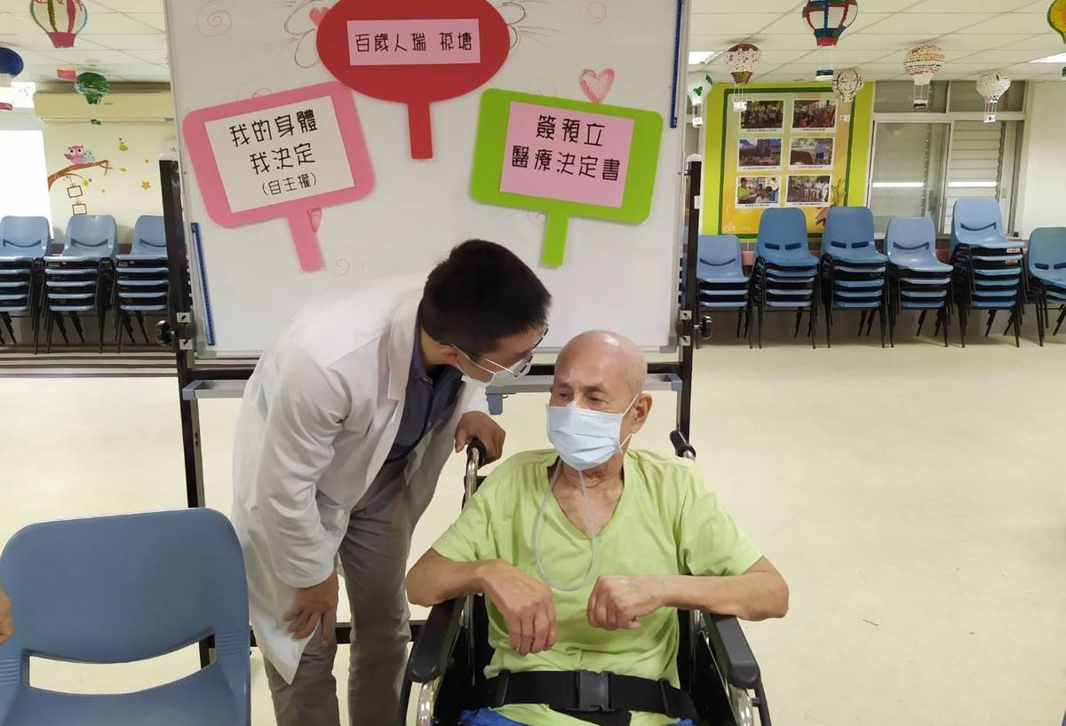 臺東馬蘭榮家百歲人瑞孫塘簽署「預立醫療決定書」，盼為自己的生命做主。